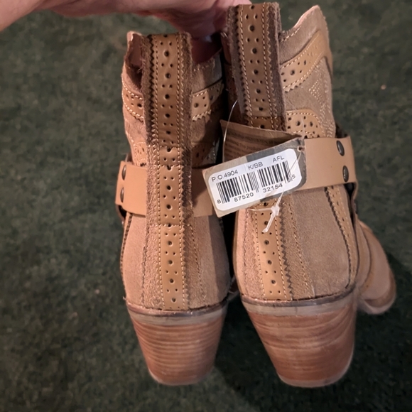 Dingo Harness Boots, Booties New 9 Tan Leather & Suede. NWT - Picture 7 of 7